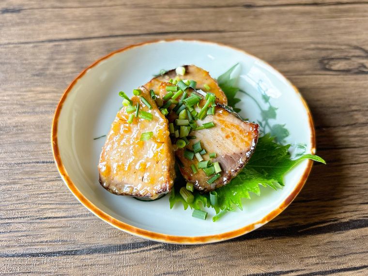 和皿に盛られたカツオのたたきの味噌だれ焼き