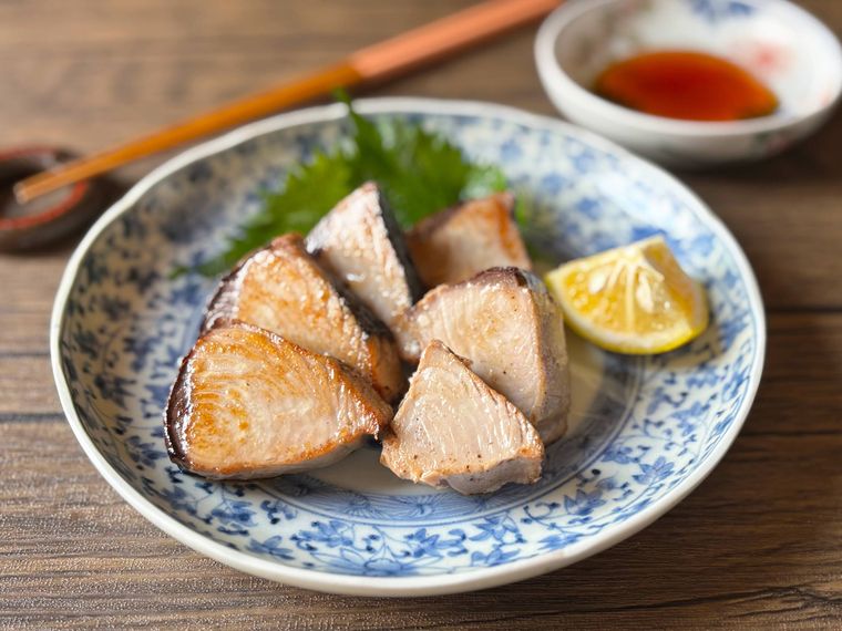 和皿に盛られたカツオのたたきを焼いたもの