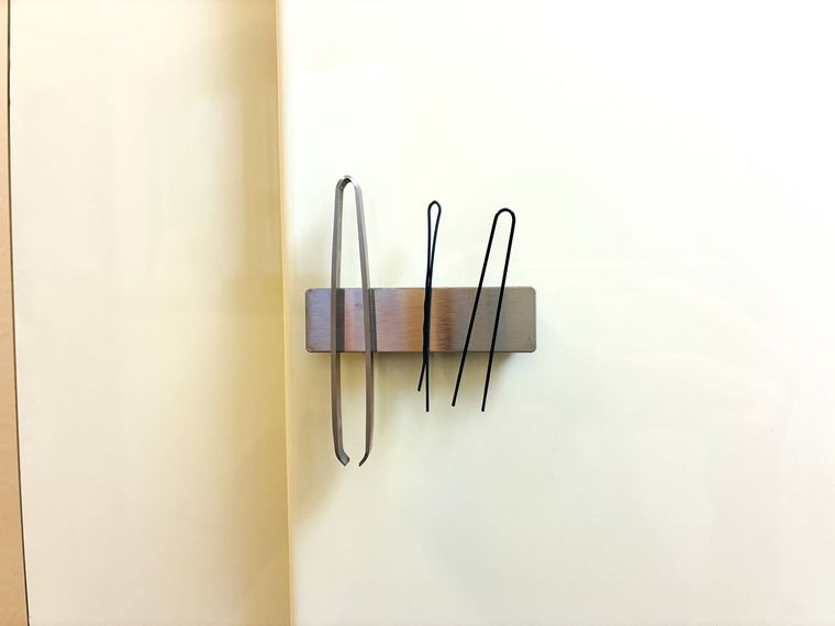 ステンレス マグネットホルダーにピンセットとヘアピンが付いている