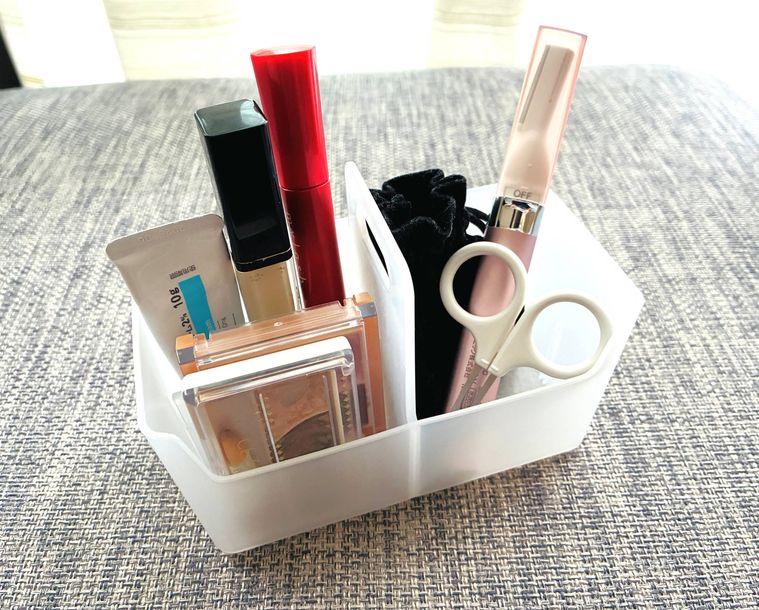 化粧品を収納した持ち手付き洗面収納BOX