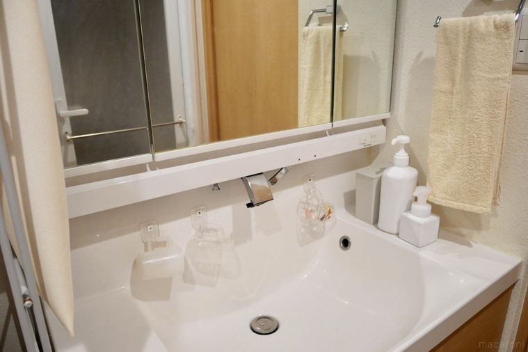 斜めアングルから撮影した片付いた洗面所