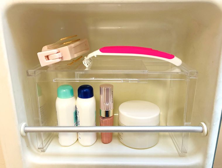 洗面鏡スライドラックの上下に化粧品やカミソリを収納したところ