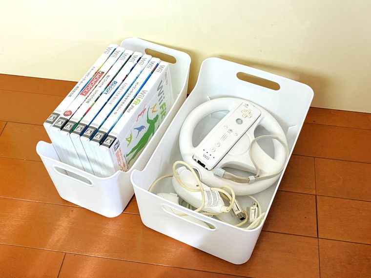 2つのワゴンストッカーにゲームソフトとコントローラーを収納したところ