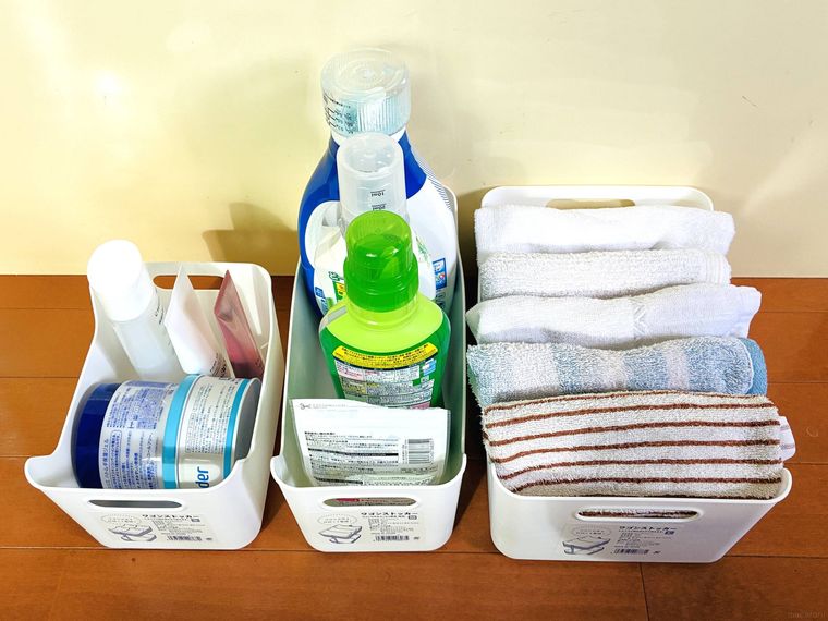 3つのワゴンストッカーに化粧品、洗剤、タオルを収納したところ