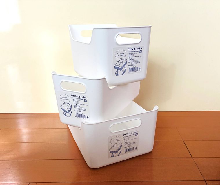 サイズ違いのワゴンストッカー3つが積み重なっている