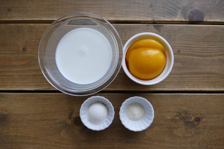 目玉焼き風ゼリーの材料が並ぶ木製テーブル