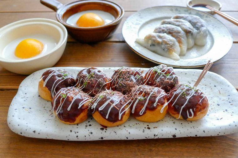 たこ焼き、餃子、目玉焼き風のスイーツが並ぶ木製テーブル