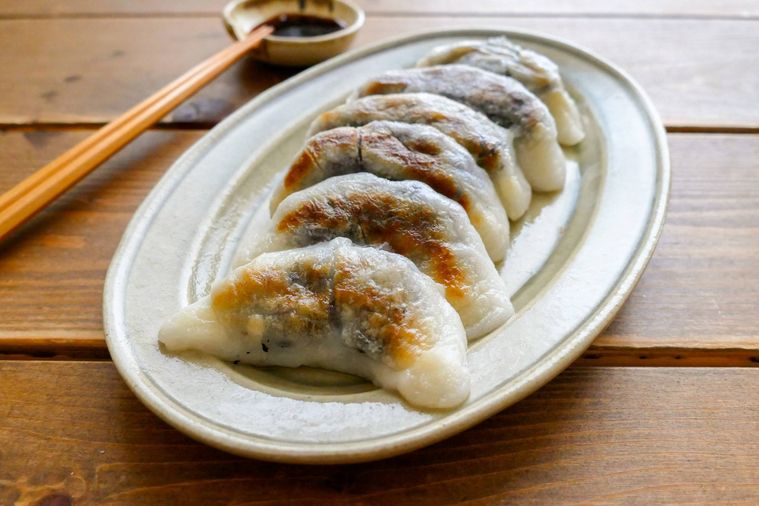焼き餃子風のごま大福を盛り付けた皿