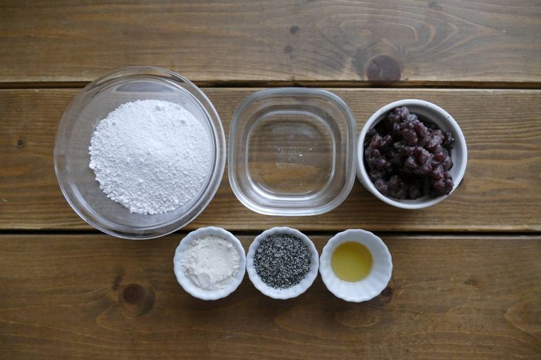 餃子風ごま大福の材料が並ぶ木製テーブル