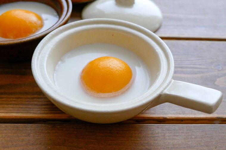 目玉焼き風ゼリーが入っている小さなフライパン型皿