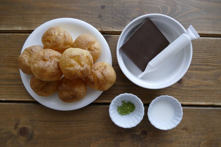 たこ焼き風プチシュークリームの材料が並ぶ木製テーブル
