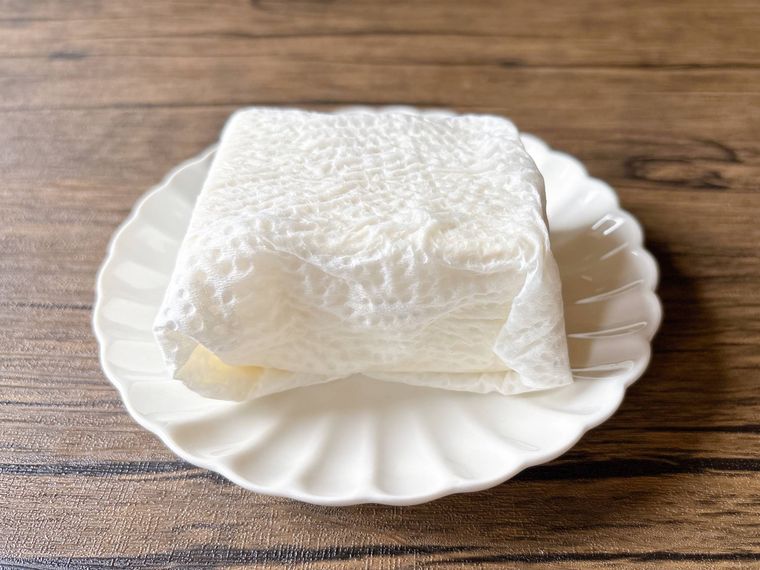 菊型の皿におかれた水切りした木綿豆腐