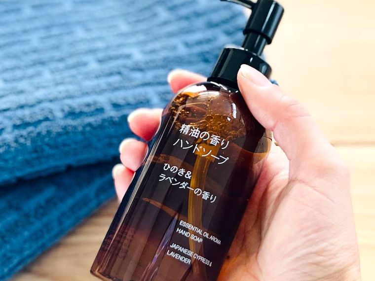 無印良品の精油の香り ハンドソープ ひのきラベンダーの香りを手で持っている様子