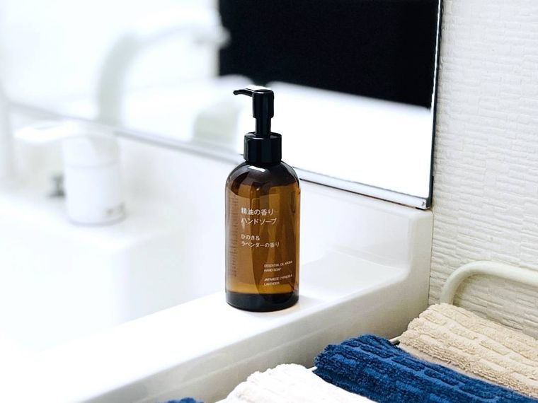 無印良品の精油の香り ハンドソープ ひのきラベンダーの香り を洗面台に置いた様子