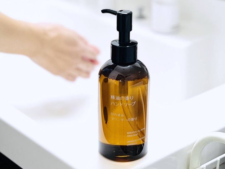 無印良品の精油の香り ハンドソープ ひのきラベンダーの香りで手を洗っている様子