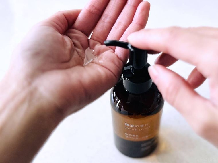 無印良品の精油の香り ハンドソープ ひのきラベンダーの香りを手のひらに出している様子
