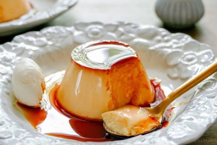 お皿に盛ったプリンをスプーンで崩した様子