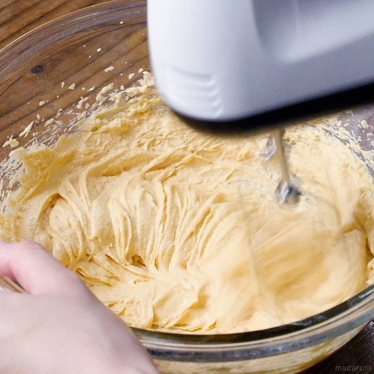泡だて器でバターと砂糖を混ぜる様子
