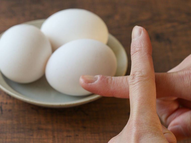 卵を常温に戻しながら罰を指で表現
