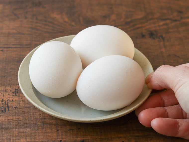 さらに入った卵を置く