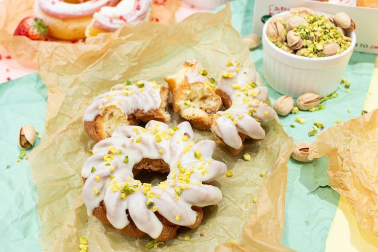 クリスピークリームドーナツピスタチオ・ホワイト チョコ クルーラーとピスタチオ