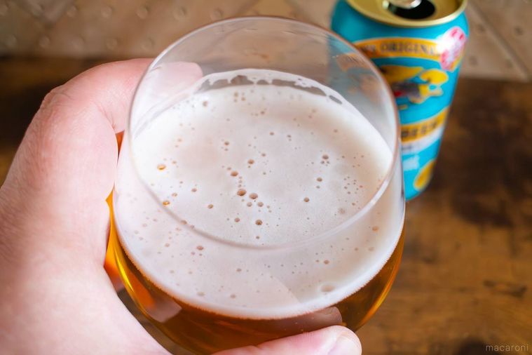 キリンビール新・晴れ風を注いだグラスを手に持っている