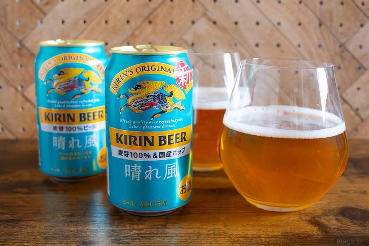 キリンビール新・晴れ風と晴れ風の缶とビールを注いだグラスが並んでいる