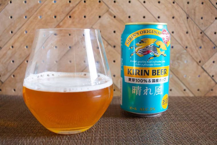 キリンビール新・晴れ風の缶とビールを注いだグラスが並んでいる
