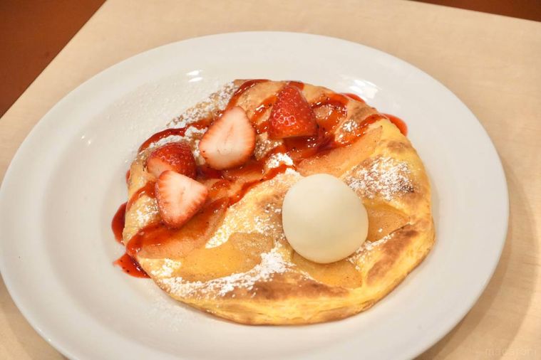 いちごと雪見だいふくがのったりんごパイ