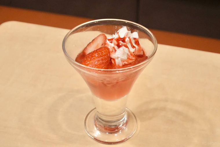 いちごと生クリームがのったいちごゼリー