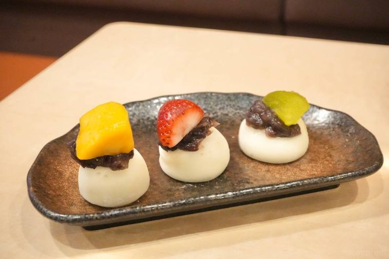 黒い器に盛られた粒あんとフルーツがのった雪見だいふく