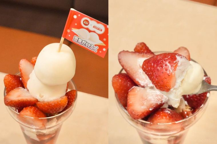 いちごと雪見だいふくがトッピングされたパフェを銀のスプーンで食べる様子