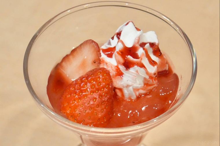 いちごとホイップクリームがのったいちごゼリーのアップ