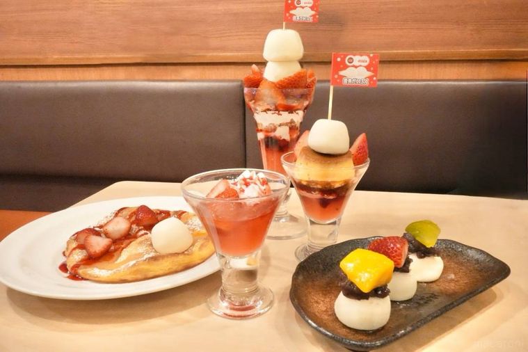 いちごと雪見だいふくがトッピングされたパフェやデザート