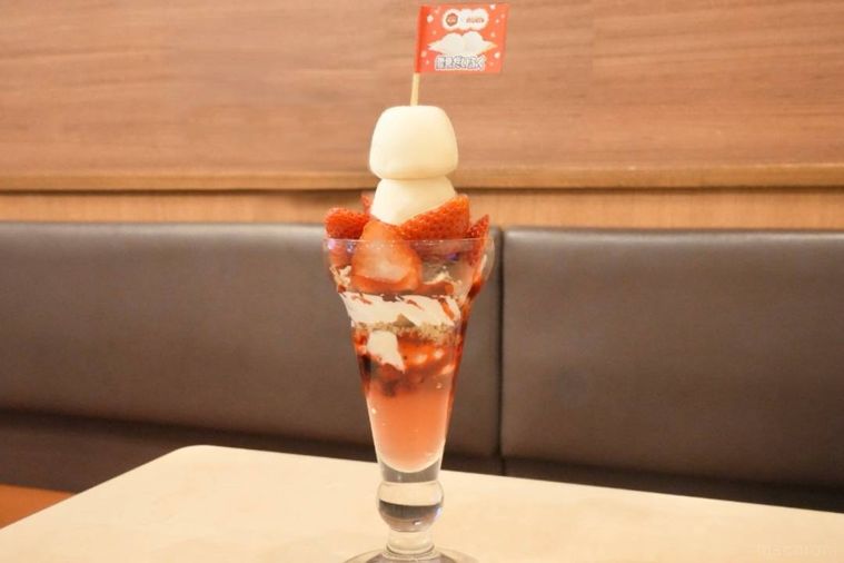 雪見だいふくがトッピングされたいちごパフェグラス
