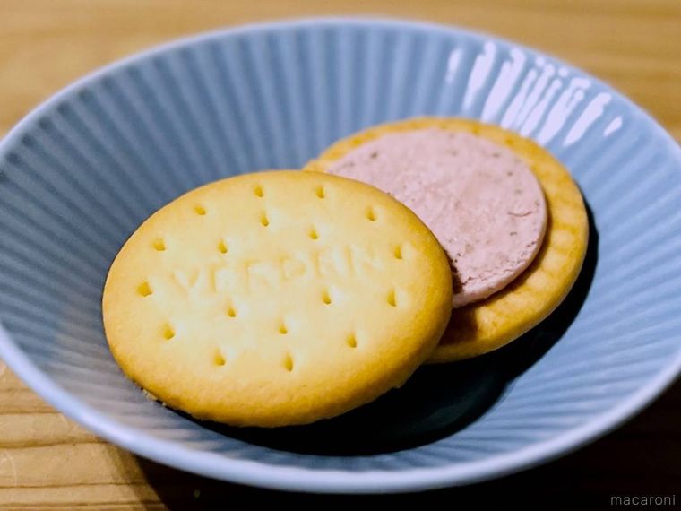 カルディの豆乳ビスケット さくらクリームを水色の皿に盛り付けた様子