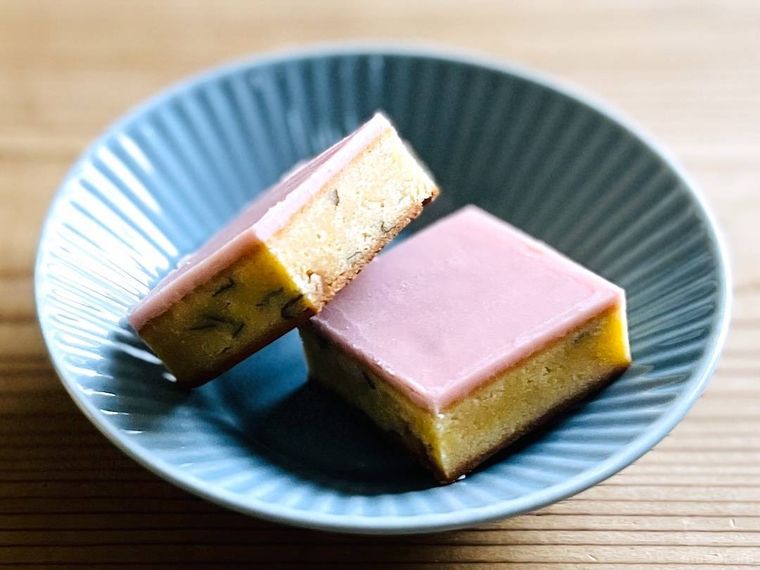 カルディの濃厚桜ショコラを水色の皿に盛り付けた様子