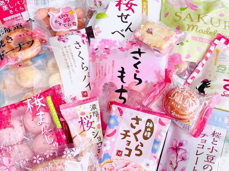 カルディのさくらスイーツが15品並べられている様子