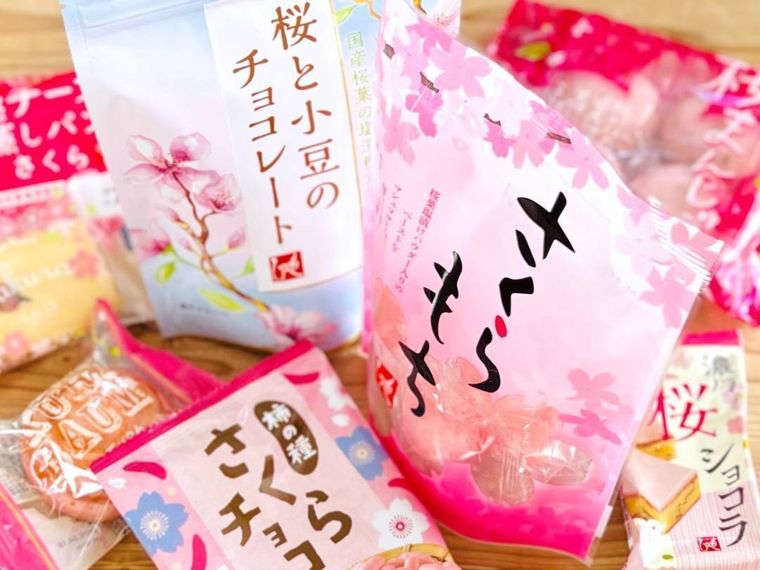 カルディのさくらスイーツ8品を並べた様子