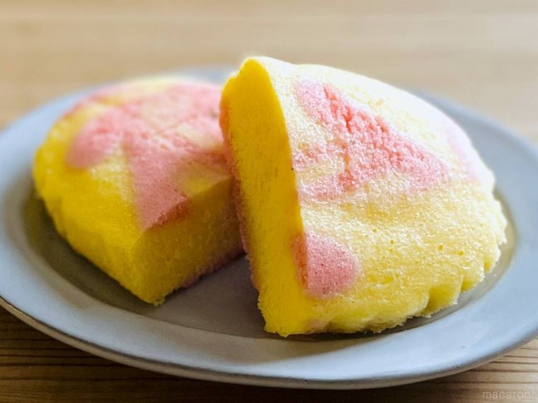 カルディの北海道から 北海道産マスカルポーネでつくった極チーズ蒸しパンさくらを半分にカットした様子