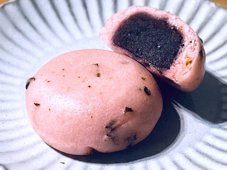 カルディの桜まんじゅうを灰色の皿に盛り付けた様子