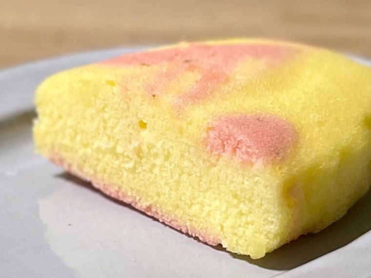 北海道から 北海道産マスカルポーネでつくった極チーズ蒸しパンさくらを半分にカットした様子