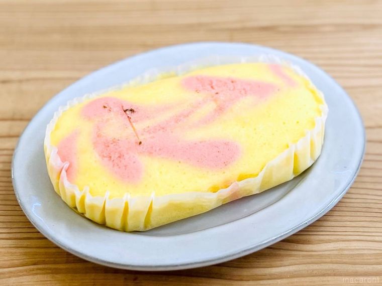 北海道から 北海道産マスカルポーネでつくった極チーズ蒸しパンさくらを皿に盛り付けた様子