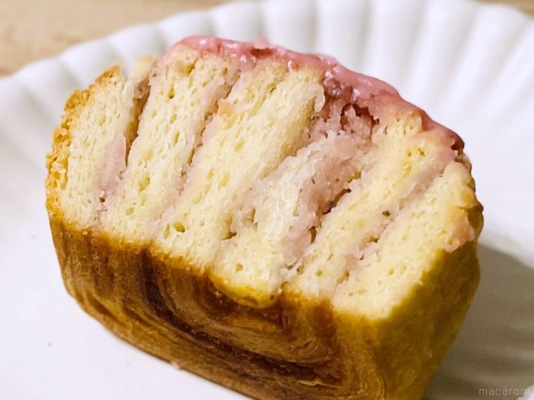 カルディのシナモンロール 桜を半分に割った様子