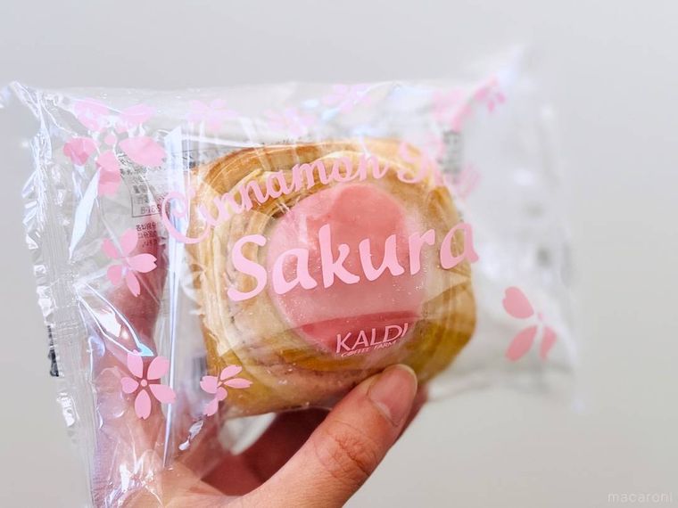 カルディのシナモンロール 桜を手で持っている様子