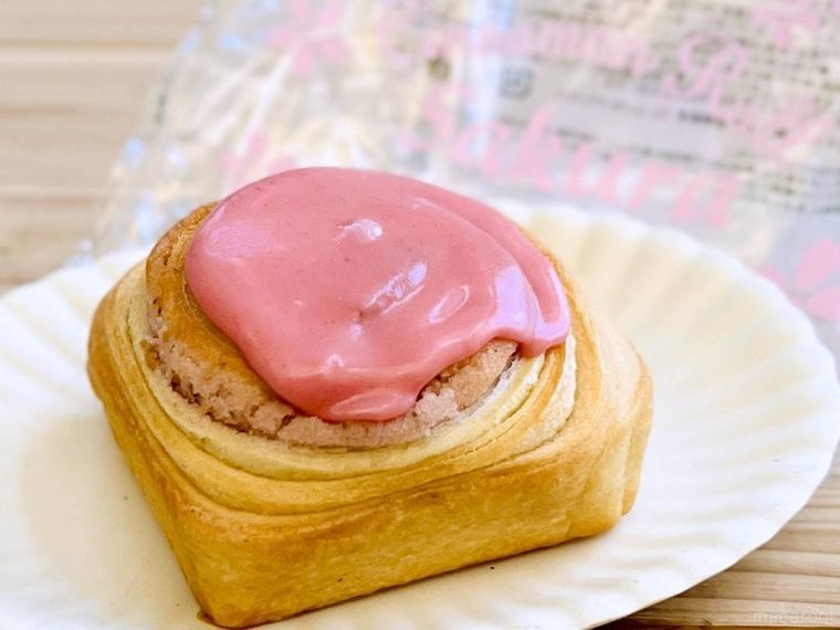 カルディのシナモンロール 桜を皿に盛り付けた様子