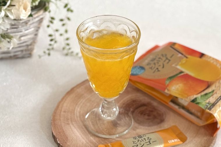 グラスに入った至福のとろけるマンゴー