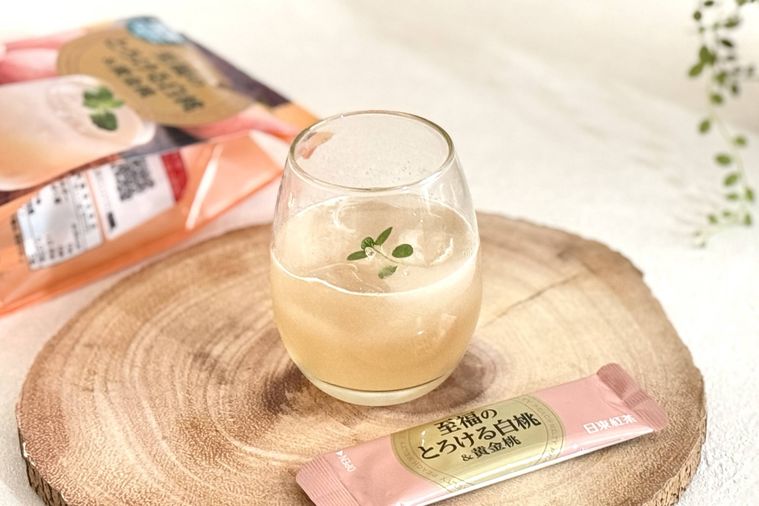 グラスに入った至福のとろける白桃黄金桃