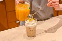 春らしいビタミンカラースターバックス ティーカフェ限定アールグレイ ハニーレモン ムース ティー ラテをレポ