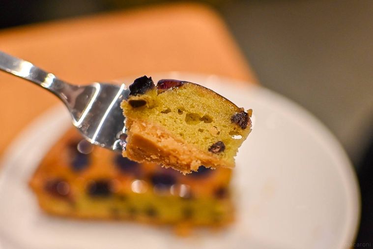 ケーキをフォークを持ち上げているところ